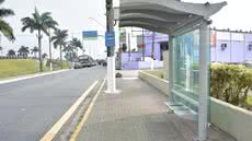 A Secretaria de Transportes realiza reparos em abrigos de ônibus para garantir conforto e segurança aos usuários em Praia Grande - Foto: Divulgação/ Prefeitura de Praia Grande