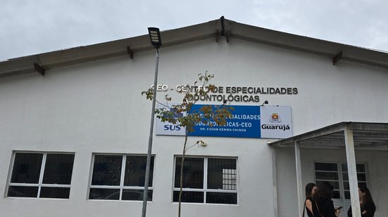Cerimônia de comemoração contou com autoridades e equipe de saúde bucal, destacando a importância do CEO na comunidade - Foto: Divulgação/ Prefeitura de Guarujá