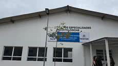 Cerimônia de comemoração contou com autoridades e equipe de saúde bucal, destacando a importância do CEO na comunidade - Foto: Divulgação/ Prefeitura de Guarujá