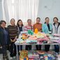 Alunas do curso de crochê do Conviver Tupi entregam 150 peças ao Fundo Social, beneficiando famílias em vulnerabilidade social - Foto: Divulgação/ Prefeitura de Praia Grande