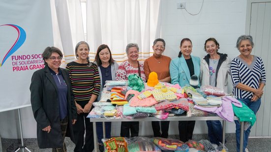 Alunas do curso de crochê do Conviver Tupi entregam 150 peças ao Fundo Social, beneficiando famílias em vulnerabilidade social - Foto: Divulgação/ Prefeitura de Praia Grande