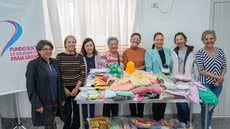 Alunas do curso de crochê do Conviver Tupi entregam 150 peças ao Fundo Social, beneficiando famílias em vulnerabilidade social - Foto: Divulgação/ Prefeitura de Praia Grande