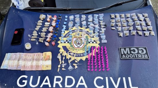 A Guarda Civil Municipal prendeu um homem em flagrante por tráfico de entorpecentes no bairro Boraceia, em Bertioga, com 240 porções de drogas - Foto: Divulgação/ Prefeitura de Bertioga