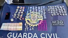 A Guarda Civil Municipal prendeu um homem em flagrante por tráfico de entorpecentes no bairro Boraceia, em Bertioga, com 240 porções de drogas - Foto: Divulgação/ Prefeitura de Bertioga