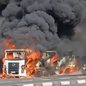 Incêndio destrói caminhão de asfalto e interdita avenida portuária em Santos - Imagem: Reprodução