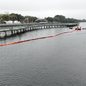 A instalação de 400 metros de ecobarreira no Rio Casqueiro visa proteger manguezais e combater a poluição na região - Foto: Divulgação/ Prefeitura de Cubatão