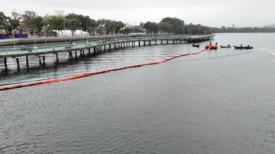 A instalação de 400 metros de ecobarreira no Rio Casqueiro visa proteger manguezais e combater a poluição na região - Foto: Divulgação/ Prefeitura de Cubatão