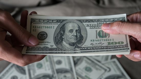 Com recuo do dólar e petróleo em alta, mercado repercute tensões entre EUA e Irã - Imagem: Divulgação