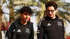 Gabriel Bortoleto e Mattia Binotto - Foto: Reprodução/ F1