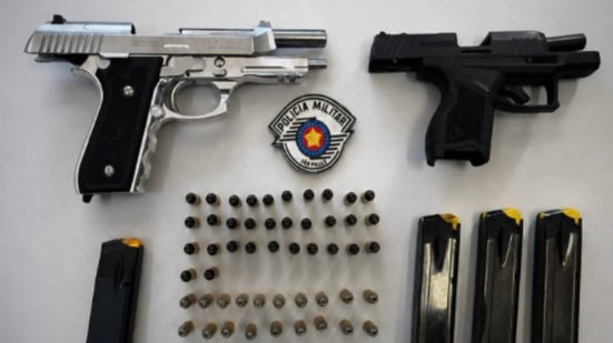 Após duas horas de negociações, homem se entrega à polícia em Santos, onde ameaçava a própria filha e possuía armas de fogo - Foto: Divulgação/ 6° BPMI