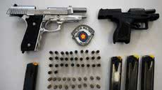 Após duas horas de negociações, homem se entrega à polícia em Santos, onde ameaçava a própria filha e possuía armas de fogo - Foto: Divulgação/ 6° BPMI