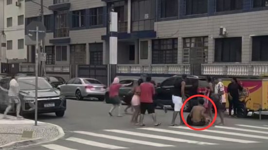 Vídeo flagra suspeito de furto sendo agredido por multidão no bairro Guilhermina em Praia Grande - Imagem: Divulgação