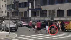 Vídeo flagra suspeito de furto sendo agredido por multidão no bairro Guilhermina em Praia Grande - Imagem: Divulgação