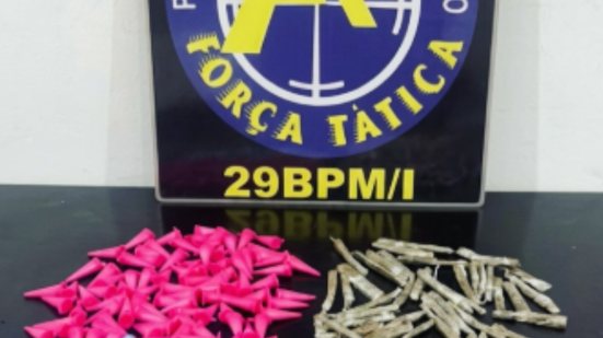 Durante patrulhamento, suspeito tenta fugir e é abordado com drogas e celular usado para transações ilícitas - Foto: Divulgação/ 29° BPMI