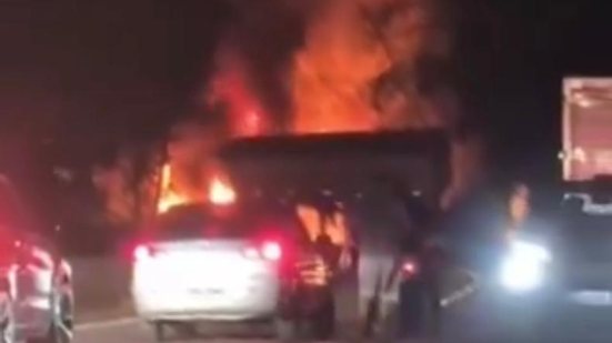 Incêndio em cabine de carreta mobiliza Bombeiros e gera lentidão na Anchieta, em Cubatão - Imagem: Divulgação