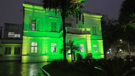 A iluminação verde simboliza ações que visam proteger e estimular o desenvolvimento das crianças até os seis anos - Foto: Divulgação/ Prefeitura de São Vicente