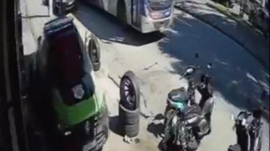 Polícia Civil prende homem que furtou veículo da prefeitura e atingiu três carros em São Vicente - Imagem: Divulgação