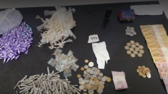 Durante patrulhamento, a polícia identificou suspeitos em local conhecido por tráfico e apreendeu mais de 820 gramas de drogas - Foto: Divulgação/ 29° BPMI