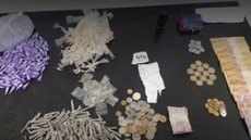 Durante patrulhamento, a polícia identificou suspeitos em local conhecido por tráfico e apreendeu mais de 820 gramas de drogas - Foto: Divulgação/ 29° BPMI
