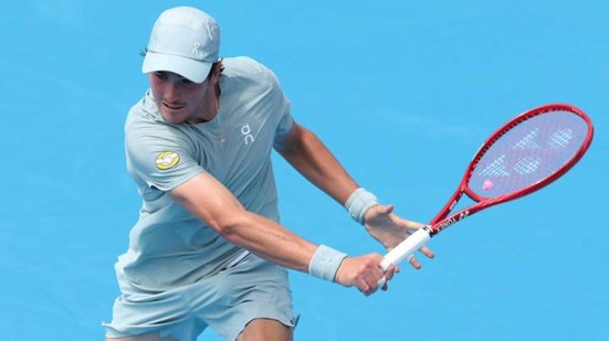 Esta é a terceira pausa forçada do jovem tenista na temporada de 2026 por conta de dores - Foto: Atp Cincinatti