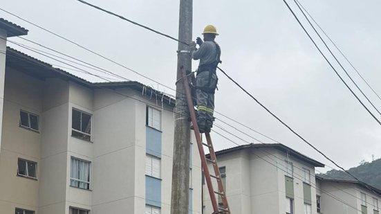 Novo sistema de iluminação na Avenida Prefeito Raphael Vitiello melhora visibilidade e segurança para moradores da região - Foto: Divulgação/ Prefeitura de Guarujá