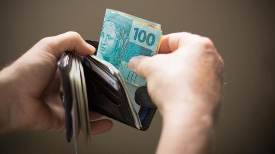 Proposta do PLOA projeta salário mínimo em R$ 1.741 com aumento de 7,4% em 2027 - Imagem: Divulgação