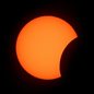 Eclipse lunar com 96% de obscurecimento atinge ponto máximo à 1h13 desta sexta-feira - Foto: Thomas Coex / AFP