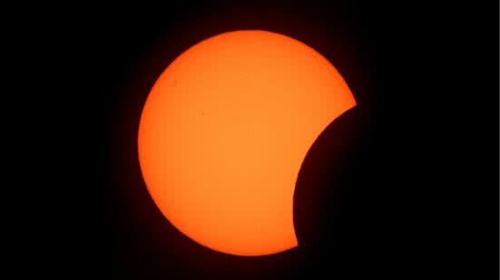 Eclipse lunar com 96% de obscurecimento atinge ponto máximo à 1h13 desta sexta-feira - Foto: Thomas Coex / AFP