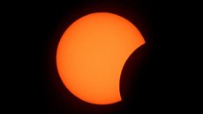 Eclipse lunar com 96% de obscurecimento atinge ponto máximo à 1h13 desta sexta-feira - Foto: Thomas Coex / AFP