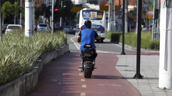 Com apoio da Semob, projeto inclui palestras e atividades práticas em escolas para orientar sobre regras de trânsito e segurança - Foto: Divulgação/ Prefeitura de Guarujá