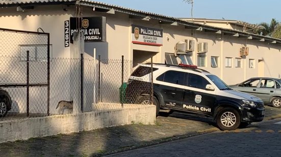 Após denúncias, policiais detiveram dois adolescentes que tentaram fugir em alta velocidade, recuperando motos furtadas na ação - Foto: Divulgação/ 29° BPMI