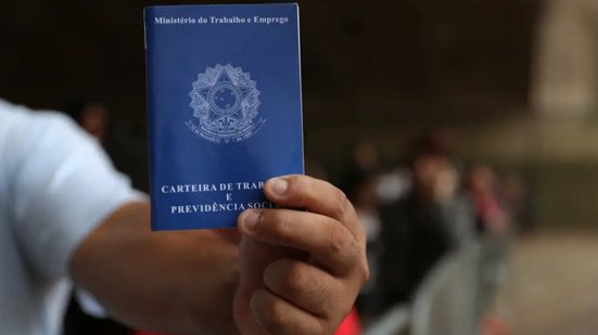 Taxa de desocupação cai para 5,3% no trimestre até julho e massa salarial atinge R$ 383 bilhões - Imagem: Divulgação