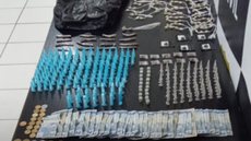 Durante patrulhamento, a polícia desarticulou um ponto de venda de entorpecentes e prendeu um suspeito em flagrante na região - Foto: Divulgação/ 29° BPMI