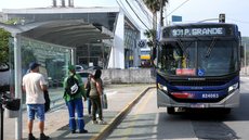 Estratégia inclui reparos em estruturas existentes enquanto novos modelos de paradas de ônibus estão em planejamento - Foto: Divulgação/ Prefeitura de Praia Grande