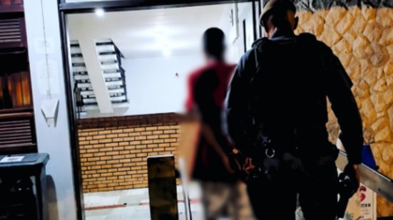 A abordagem de um veículo suspeito resultou na prisão de um passageiro com ordem de prisão em aberto, reforçando a atuação da polícia - Foto: Divulgação/ 29° BPMI