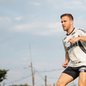 Contratado por quatro meses, volante Arthur realiza primeira atividade com elenco do Santos - Foto: Raul Baretta/ Santos FC