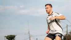 Contratado por quatro meses, volante Arthur realiza primeira atividade com elenco do Santos - Foto: Raul Baretta/ Santos FC