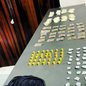 Policiais apreenderam porções de drogas e um celular usado na atividade criminosa durante a operação em Itanhaém - Foto: Divulgação/ 29° BPMI