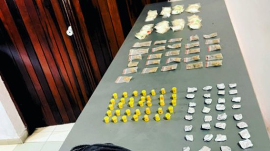 Policiais apreenderam porções de drogas e um celular usado na atividade criminosa durante a operação em Itanhaém - Foto: Divulgação/ 29° BPMI