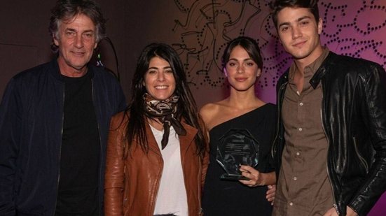Da esquerda para direita: Alejandro Stoessel (pai), Mariana Muzlera (mãe), TINI e Francisco Stoessel (irmão) - Foto: Reprodução