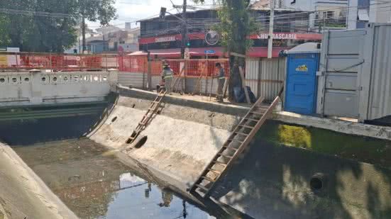 As equipes enfrentaram maré alta e chuvas que atrasaram o cronograma, mas a entrega da obra está prevista para este mês - Foto: Divulgação/ Prefeitura de Santos