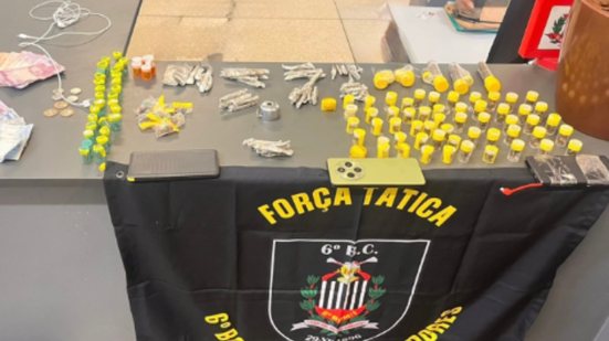 A operação resultou na apreensão de drogas e dinheiro, evidenciando a atuação da Força Tática no combate ao tráfico na região - Foto: Divulgação/ 6° BPMI