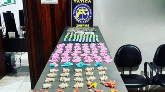 Policiais militares encontraram os criminosos com drogas já fracionadas e prontas para venda durante patrulhamento na região - Foto: Divulgação/ 29° BPMI