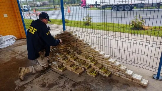 Durante fiscalização na Régis Bittencourt, PRF prende motorista e descobre carga de cocaína dividida em tabletes - Foto: Divulgação/ Polícia Rodoviária Federal