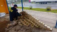 Durante fiscalização na Régis Bittencourt, PRF prende motorista e descobre carga de cocaína dividida em tabletes - Foto: Divulgação/ Polícia Rodoviária Federal
