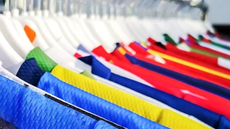 A operação revelou um esquema organizado de contrabando, com camisas de futebol disfarçadas entre malas comuns no contêiner - Foto: Receita Federal