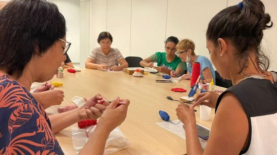 Cursos gratuitos oferecem oportunidades de aprendizado prático e ajudam na geração de renda para moradores a partir de 18 anos - Imagem: Divulgação / Prefeitura de São Vicente