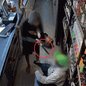 Novas imagens mostram a brutalidade do assalto em Guarujá, onde um adolescente foi detido após agredir um funcionário e roubar bebidas caras - Imagem: Reprodução