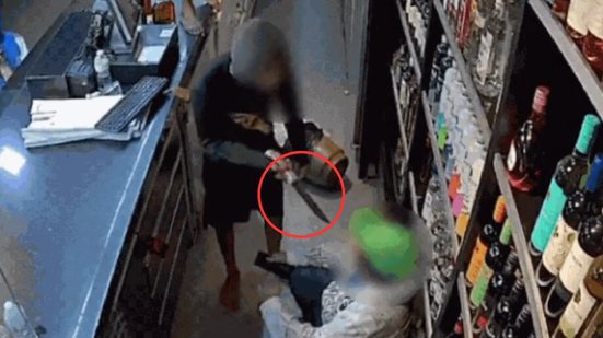 Novas imagens mostram a brutalidade do assalto em Guarujá, onde um adolescente foi detido após agredir um funcionário e roubar bebidas caras - Imagem: Reprodução