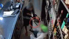 Novas imagens mostram a brutalidade do assalto em Guarujá, onde um adolescente foi detido após agredir um funcionário e roubar bebidas caras - Imagem: Reprodução